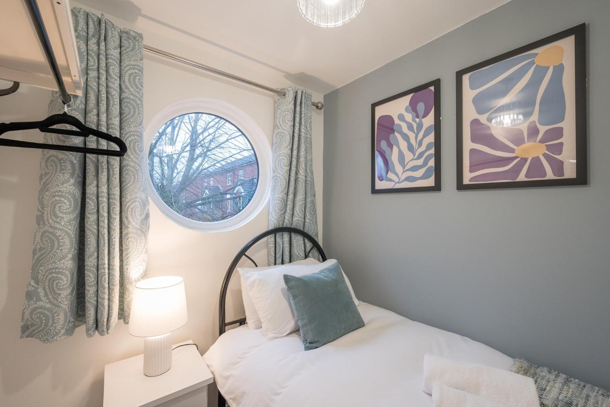 Staybynumbers - Centre & Parking Holiday home